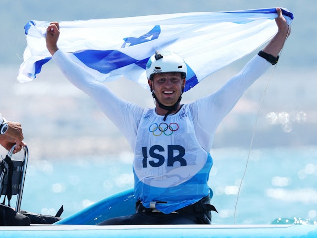 Tom Reuveny of Israel celebrates winning gold on August 3, 2024