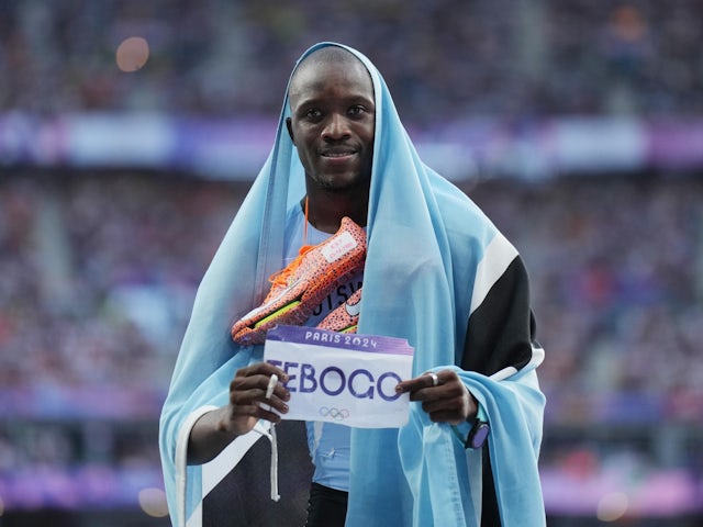  Letsile Tebogo (BOT) celebrates after winning the men's 200m final during the Paris 2024 Olympic Summer Games on August 8, 2024