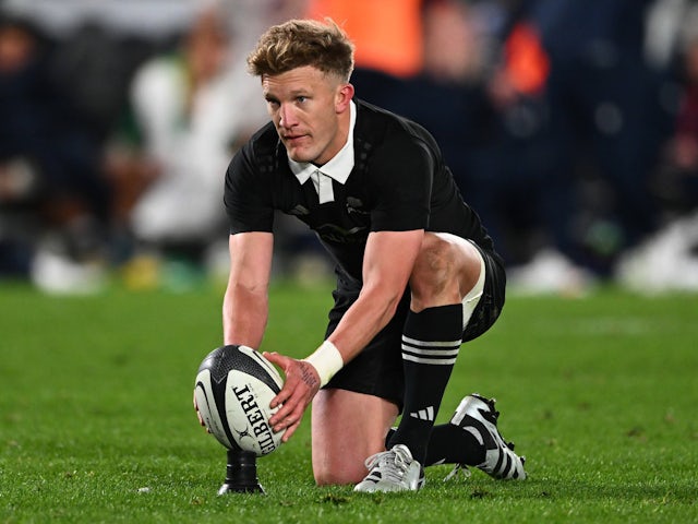 New Zealand Damian McKenzie lines up a kick on August 8, 2024