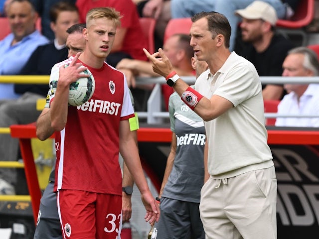 Zeno van den Bosch of Royal Antwerp FC with Royal Antwerp coach Jonas de Roeck during the Belgian Pro League match between Royal Antwerp FC and RSC Anderlecht at the Bosuil Stadium on August 4, 2024 [on August 9, 2024]