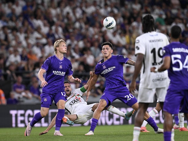 Kasper Dolberg of Anderlecht in action against Oud-Heverlee Leuven on August 10, 2024