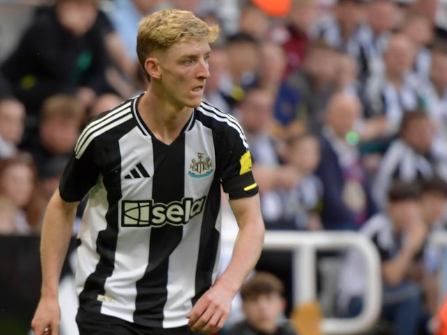 Newcastle United's Anthony Gordon is playing during the Sela Cup match between Newcastle United and FC Girona at St. James s Park in Newcastle, England, on August 9, 2024