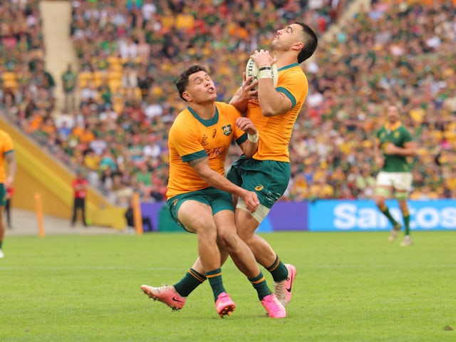 Sport News Noah Lolesio (10 Australia) and Tom Wright (15 Australia) collide while attempting to catch the ball during the match between the Wallabies and Springboks on August 8, 2024