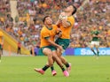 Noa Lolesio (AUS 10) un Toms Raits (AUS 15) saduras, mēģinot noķert bumbu spēlē starp Wallabies un Springboks 2024. gada 8. augustā.