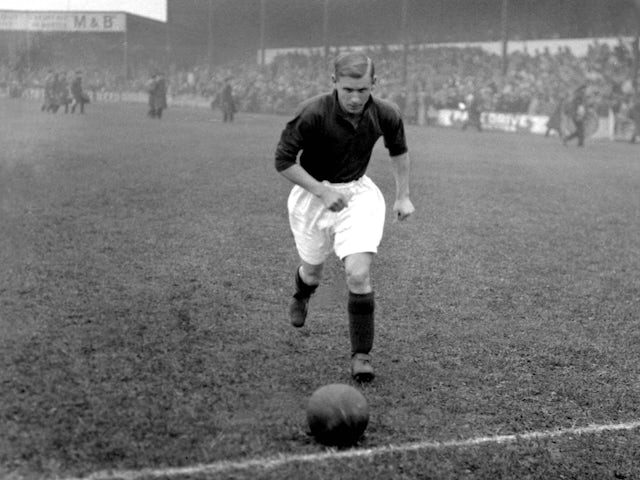 Cliff Bastin in action for Arsenal in 1931