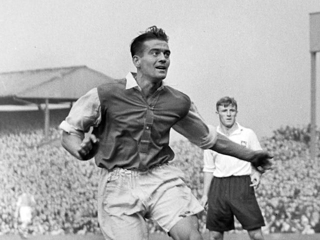 Doug Lishman in action for Arsenal in 1951