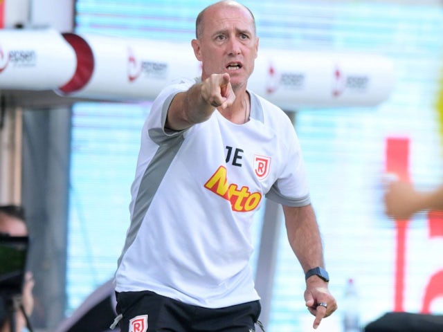 Joe Enochs, manager of Jahn Regensburg, passes instructions to his players during his side's match against Ulm, on August 9, 2024 [on August 16, 2024]