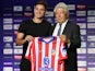 Atletico Madrid's new signing Julian Alvarez poses as he holds a shirt with president Enrique Cerezo during the presentation on August 16, 2024