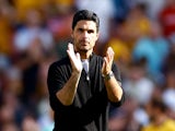 Arsenal manager Mikel Arteta claps the fans on August 17, 2024