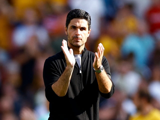 Arsenal manager Mikel Arteta claps the fans on August 17, 2024