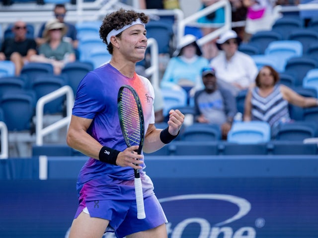  Ben Shelton celebrates winning a game at the Cincinnati Open on August 16, 2024