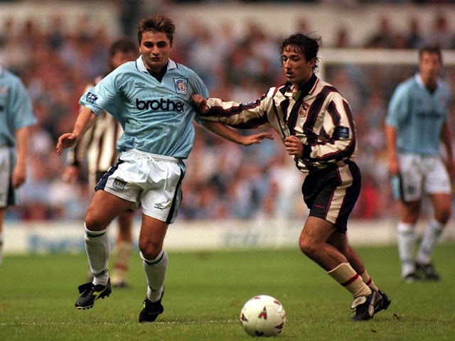 Manchester City's Georgi Kinkladze in action with Ipswich Town's Mauricio Tariccoon on August 12, 1986