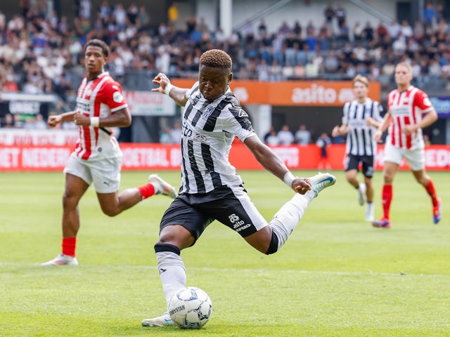 Bryan Limbombe of Heracles controls the ball on August 20, 2024