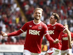 Luke Berry of Charlton Athletic is celebrating his goal on August 17, 2024