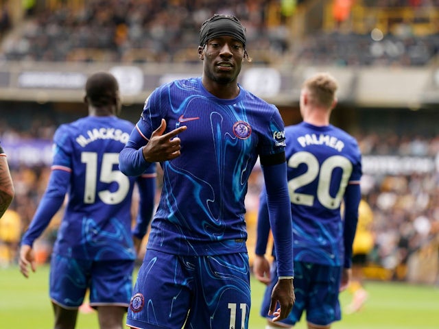 Noni Madueke celebrates scoring Chelsea's fourth goal on August 25, 2024