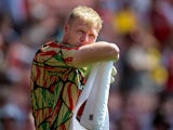 Aaron Ramsdale of Arsenal during the warm up in the Pre-season Friendly match between Arsenal and Olympique Lyonnais on August 28, 2024