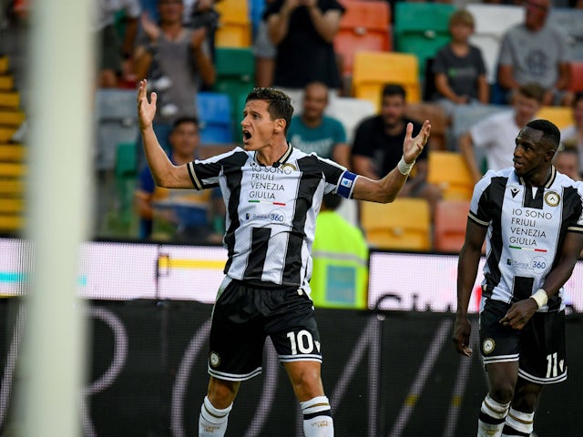 ஆகஸ்ட் 2024, Udinese Calcio vs SS Lazio இன் போது Udinese இன் Florian Thauvin ஒரு கோல் அடித்த பிறகு கொண்டாடுகிறார்