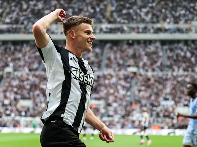 Harvey Barnes of Newcastle United celebrates his goal to make it 1-0 during the Premier League match Newcastle United vs Tottenham Hotspur at St. James' Park ,on September 1, 2024