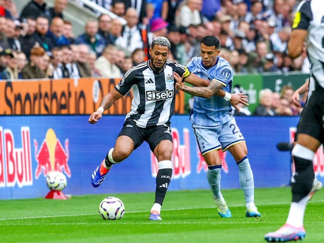 L'attaquant de Newcastle United Joelinton (7) retient le défenseur de Tottenham Hotspur Pedro Porro (23) lors du match de Premier League entre Newcastle United et Tottenham Hotspur à St. James's Park le 1er septembre 2024