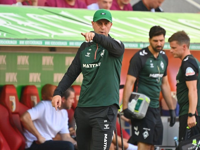 Ole Werner, coach of Werder Bremen, gestures against Augsburg on August 24, 2024