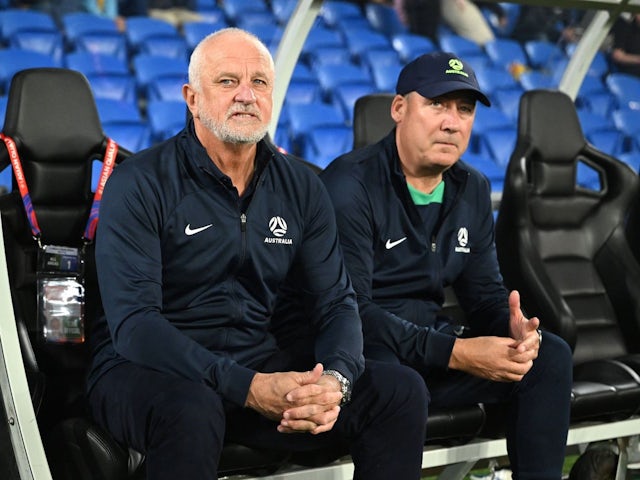 Pelatih Australia Graham Arnold (kiri) dan asisten pelatih Rene Meulensteen (kanan) selama pertandingan kualifikasi Piala Dunia FIFA melawan Bahrain pada 5 September 2024