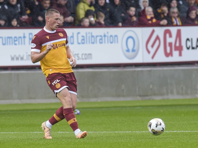 Dan Casey of Motherwell passes the ball during the Scottish Premiership match at Fir Park on August 25, 2024