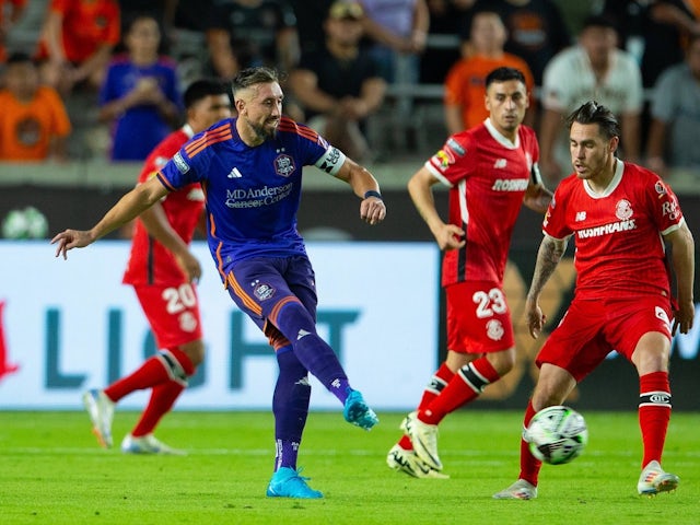 Hector Herrera du Houston Dynamo en action contre Toluca le 10 août 2024