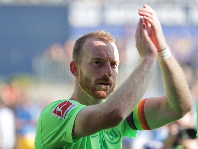 Maximilian Arnold of Wolfsburg applauds fans on August 31, 2024