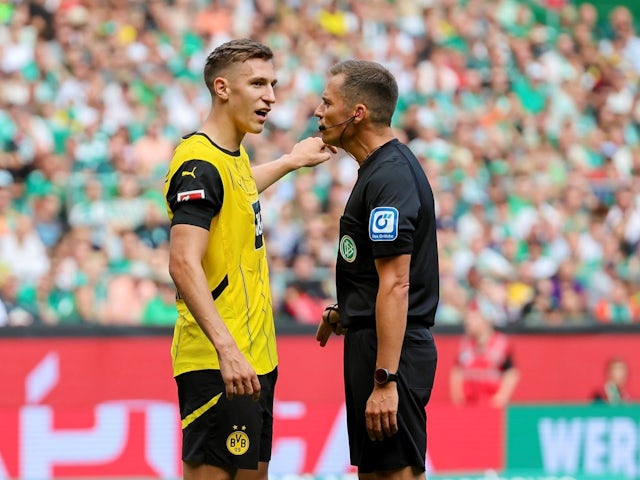 Nico Schlotterbeck of Borussia Dortmund argues with the referee during his side's game Werder Bremen on August 31, 2024