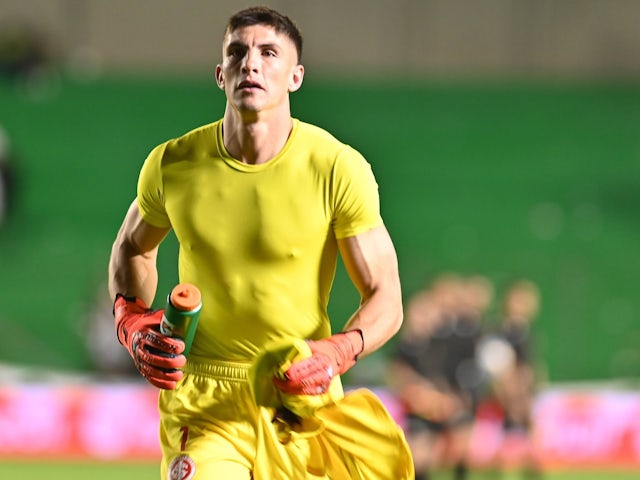 Internacional goalkeeper Sergio Rochet pictures on September 1, 2024