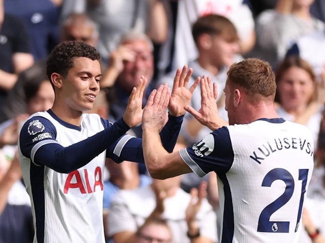 Tottenham Hotspur's Brennan Johnson and Dejan Kulusevski celebrate on September 21, 2024