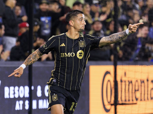 Cristian Olivera của Los Angeles FC chụp ảnh vào ngày 11 tháng 5 năm 2024