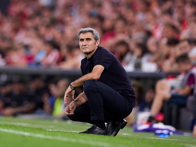 Athletic Bilbao's head coach Ernesto Valverde watches his team's match against Valencia on August 28, 2024