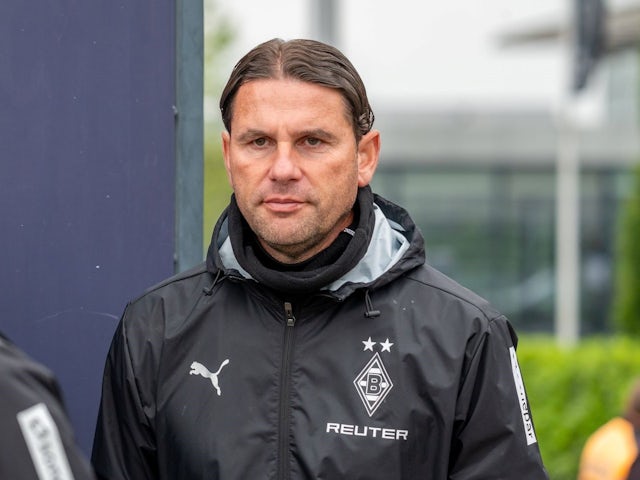 Manager of Borussia Monchengladbach Gerardo Seoane leads a training session on September 17, 2024