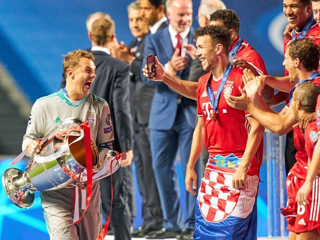 Manuel Neuer celebrates with his Bayern Munich after his side's Champions League win on August 23