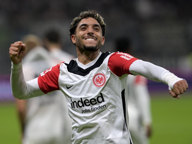 Eintracht Frankfurt இன் Omar Marmoush செப்டம்பர் 21, 2024 அன்று ஸ்கோரைக் கொண்டாடுகிறார்