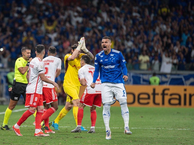 Cruzeiro defender Ze Ivaldo celebrates a goal on August 28, 2024