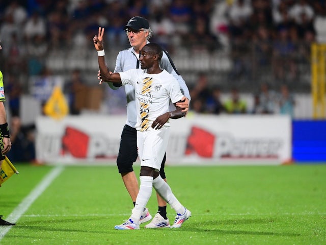 Al Ittihad-manager Laurent Blanc avbildet med Moussa Diaby 7. august 2024