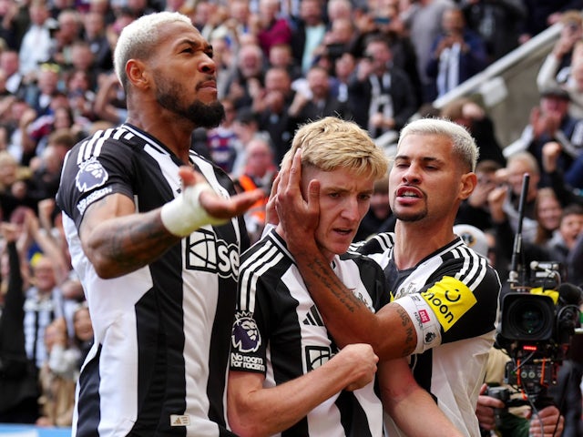 Newcastle United's Anthony Gordon celebrates scoring against Manchester City on September 28, 2024