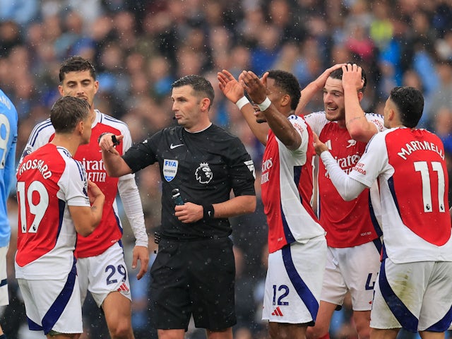 Referee Michael Oliver sends off Leandro Trossard on September 23, 2024