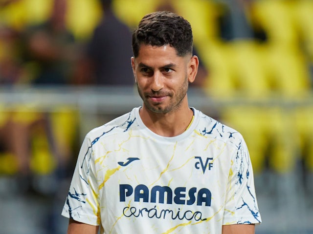 Villarreal's Ayoze Pérez warms up ahead of the match on August 26, 2024