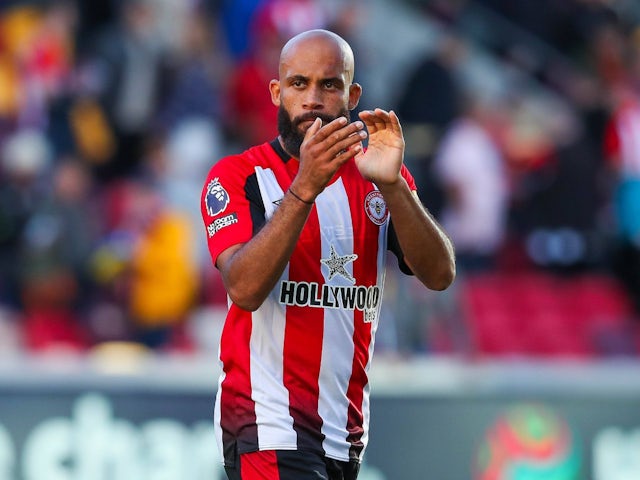 Brentford's Bryan Mbeumo applauds fans after the game on September 28, 2024