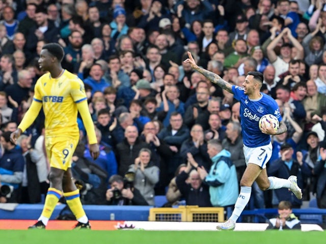 Dwight McNeil of Everton celebrates his goal to make it 1-1 on September 28, 2024