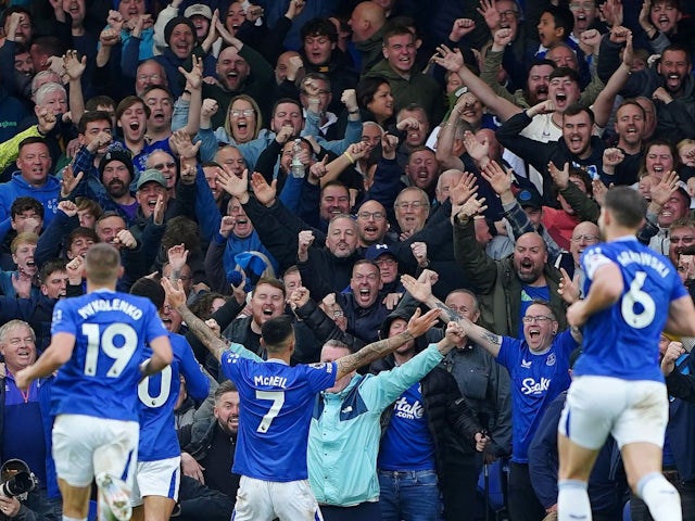 Dwight McNeil celebrates scoring Everton's second goal of the game during the Premier League match on September 28, 2024