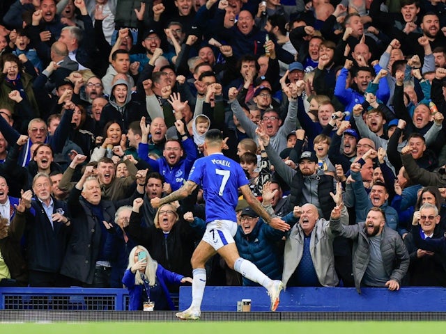 Dwight McNeil (7) of Everton celebrates scoring to make it 2-1 on September 28, 2024