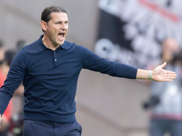 Gerardo Seoane of Borussia Monchengladbach gestures at his team during their game against Eintracht Frankfurt on September 21, 2024