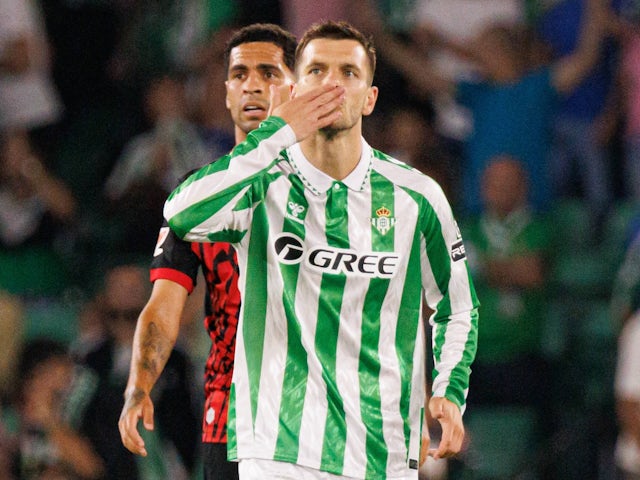 Giovani Lo Celso of Real Betis celebrates his goal on September 23, 2024