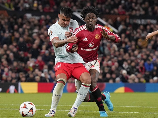 Manchester United's Kobbie Mainoo in action with Twente's Mees Hilgers on September 25, 2024