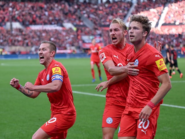 Holstein Kiel's Lewis Holtby and Timo Becker celebrate on October 5, 2024