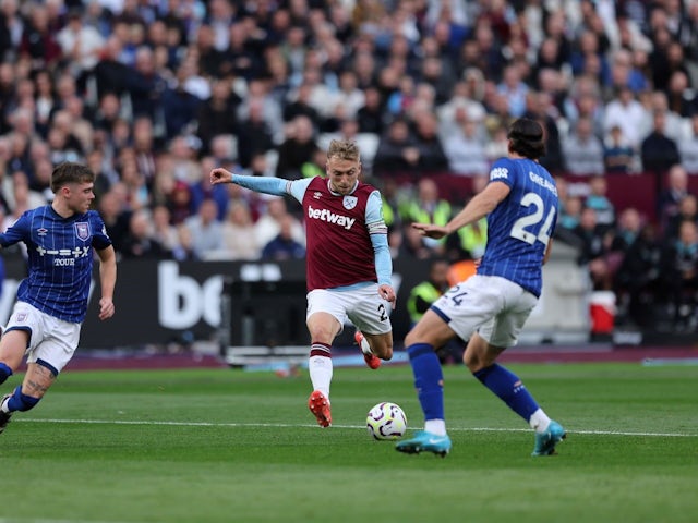 Jarrod Bowen of West Ham United shoots at goal during his side's Premier League match against Ipswich Town, on October 5, 2024